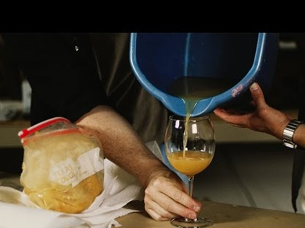 Dù cái chai không nổ thì uống thứ “rượu trái cây” này cũng rất dễ bị ngộ độc.