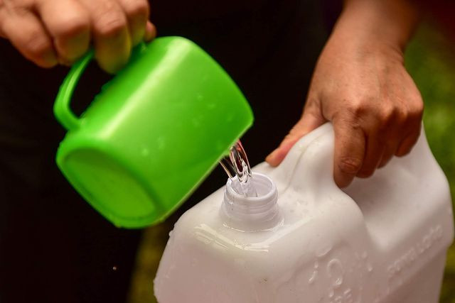 Việc mất nước kéo dài 1 tuần qua đang khiến cuộc sống người dân bị đảo lộn.