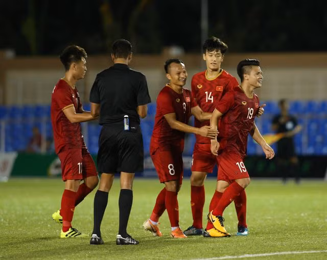 Quang Hải ấn định chiến thắng 6-1 cho U22 Việt Nam trước U22 Lào.