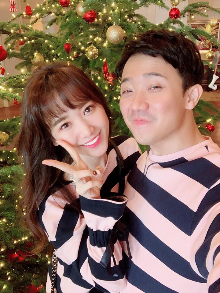 Trước đó, vào ngày 25/12, Trấn Thành cũng chia sẻ hình ảnh tình tứ bên Hari Won cùng dòng trạng thái ngọt ngào: "Yêu em, bà xã. Cảm ơn em đã đến bên anh!".