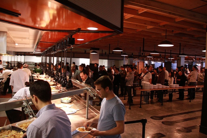 Lãnh đạo thành phố Mountain View đã ra lệnh cấm mọi động thái cung cấp đồ ăn miễn phí của Facebook trong khuôn viên của mình.