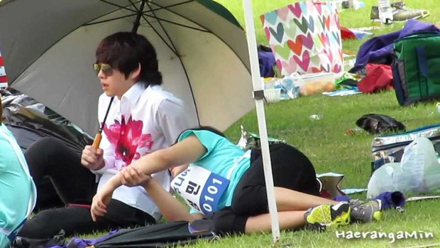 Ngủ quên mà có người cầm ô che nắng cho thì còn gì tuyệt hơn nữa chứ?