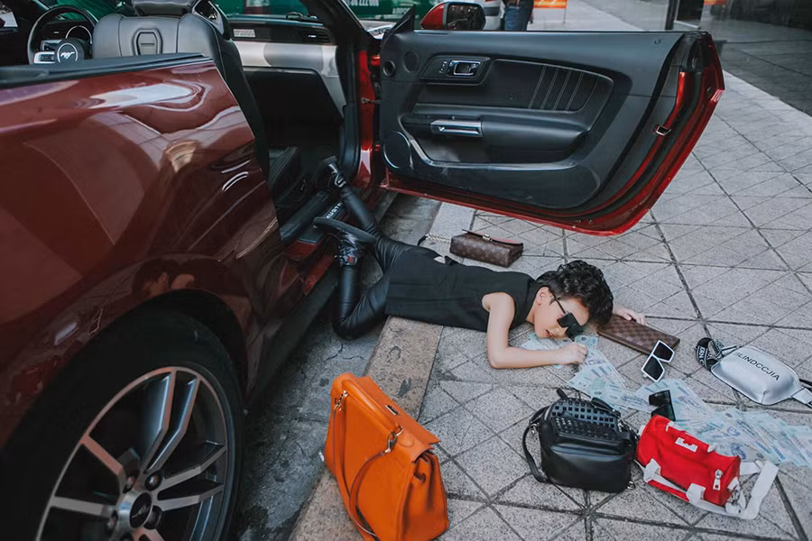 Giới trẻ Việt Nam chứng tỏ mình cũng không thiếu siêu xe và hàng hiệu.