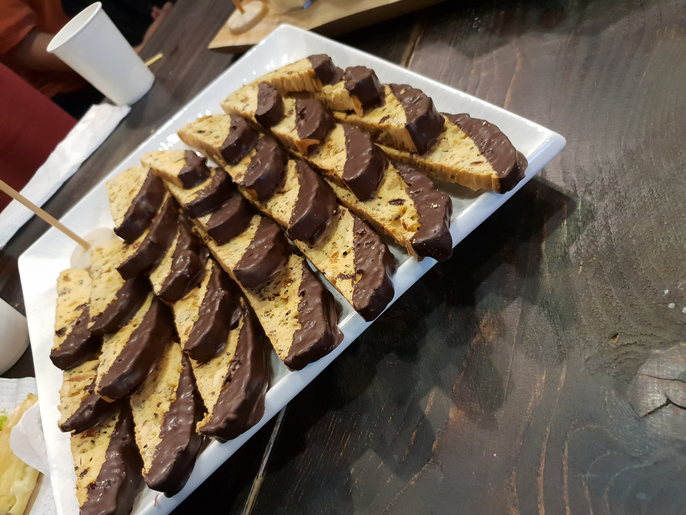 Một lớp chocolate ở đầu bánh cùng sự kết hợp nhẹ nhàng của hạt bí, hạt điều, hạt dưa đã làm tăng lên vị thơm béo cho chiếc bánh.