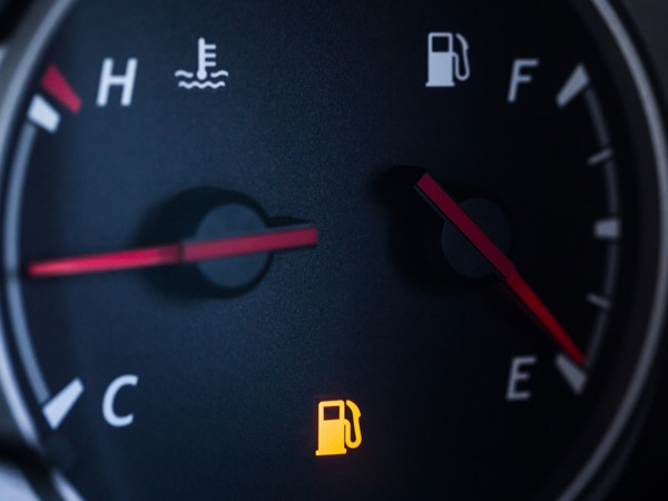 Khi xe hết xăng, ông cũng không nhờ ai giúp mà tự mình xử lý.