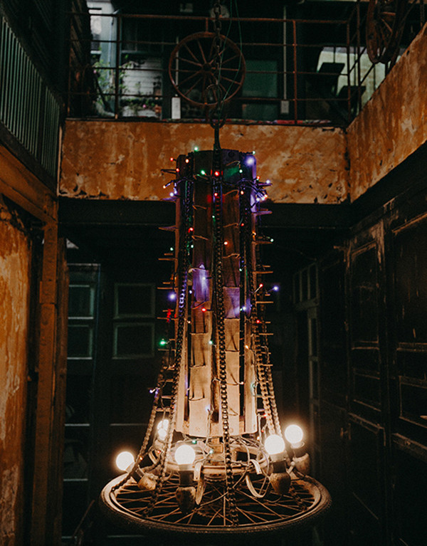 Một bộ phận chiếc máy tuốt lúa được trang trí thành một chiếc đèn lung linh.