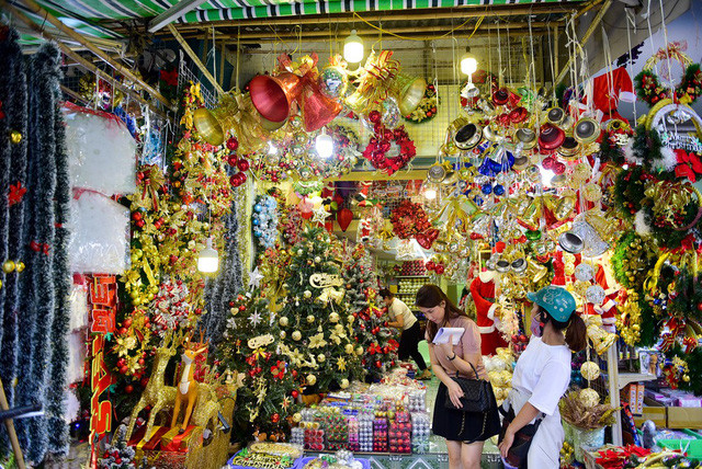 Từ khoảng một tuần trở lại đây, phố Hàng Mã đã bắt đầu nhộn nhịp người mua.