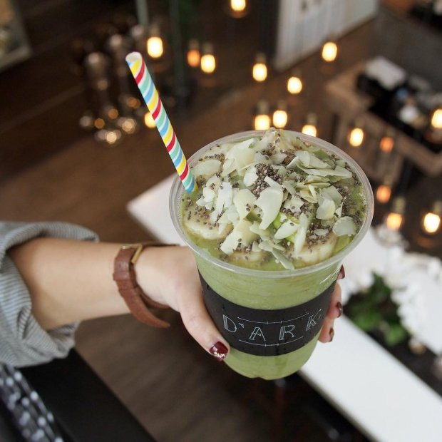 Và ly Smoothie được làm từ màu xanh của táo thượng hạng, vị ngọt béo của chuối, thanh thanh của mật ong. Ảnh: D'ark.