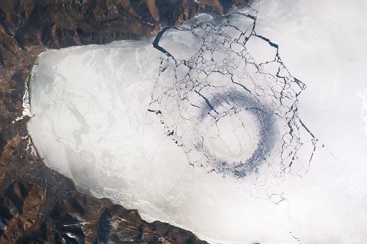 Cảnh hồ Baikal (lúc đóng băng) nhìn từ vũ trụ.