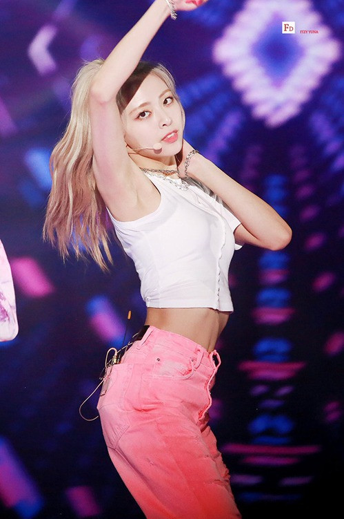 Trên sân khấu, cô nàng cũng nhiều lần lăng xê gam màu được xem là hot trend năm 2019