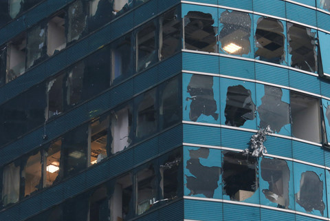 Tại Hồng Kông, ít nhất 10 người bị thương sau khi gió lốc làm vỡ cửa kính, tòa nhà rung lắc và nhiều cây xanh bị trốc gốc, theo Reuters.