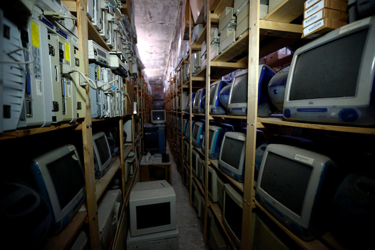 Phía sau văn phòng làm việc cũng được Borsky tận dụng làm nơi lưu trữ.