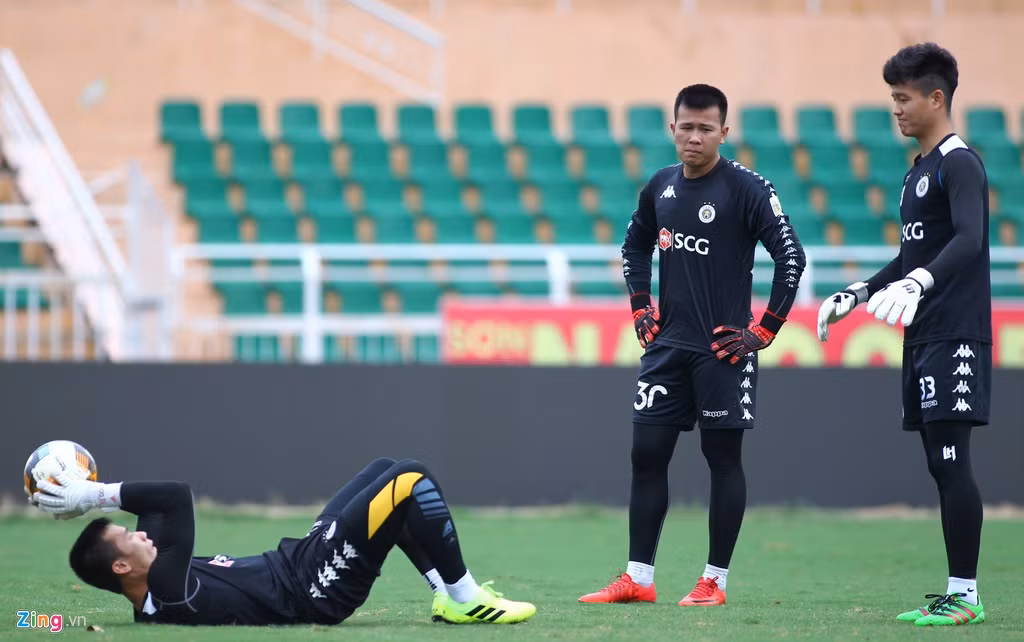 CLB Hà Nội gia hạn 3 năm với Phí Minh Long (phải, ngoài cùng). Ảnh: Quang Thịnh.