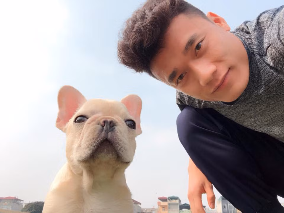 "Boss" hình như rất thờ ơ khi chụp ảnh cùng "thủ môn quốc dân".