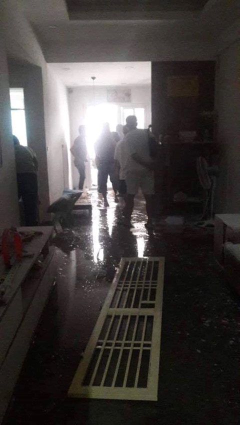 Chủ nhà đi vắng, lực lượng chức năng phải phá cửa để tiếp cận đám cháy.