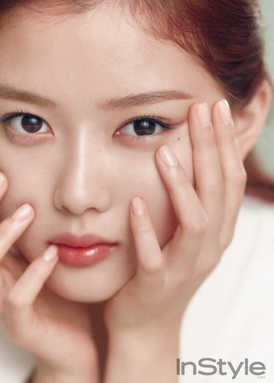 Kim Yoojung là diễn viên duy nhất được cư dân mạng Hàn bầu chọn vào danh sách này.