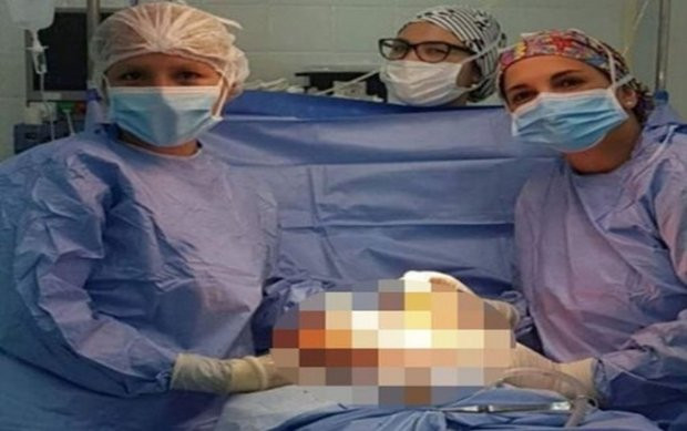 Bác sĩ Lorena Olguín đã góp mặt cùng với hai người đồng nghiệp khác trong một bức ảnh được đăng tải. Ảnh: Daily Mail Bác sĩ Lorena Olguín đã góp mặt cùng với hai người đồng nghiệp khác trong một bức ảnh được đăng tải. Ảnh: Daily Mail