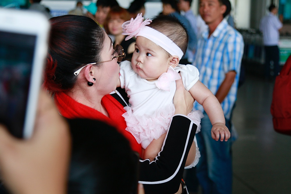Thanh Thảo cho biết con gái rất ngoan và dễ tính. Trong suốt chuyến bay, bé chỉ bú và ngủ nên hai vợ chồng cũng đỡ mệt.