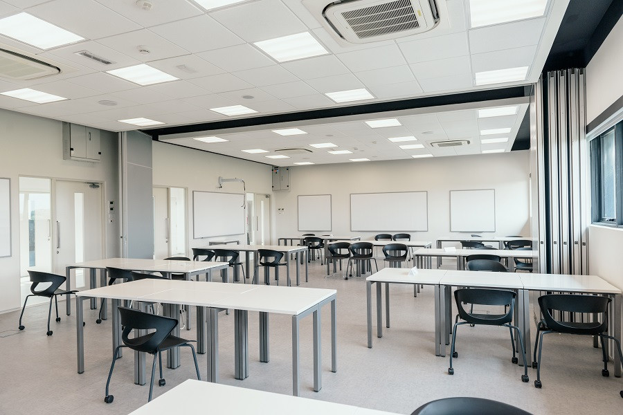 Phòng học rộng rãi, thoải mái và có hệ thống Nghe - Nhìn hiện đại.