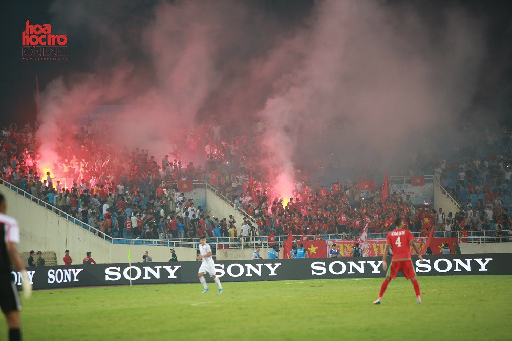 Pháo sáng cũng rực đỏ khán đài trước trận đối đầu kịch tính giữa U23 Việt Nam và U23 Oman.