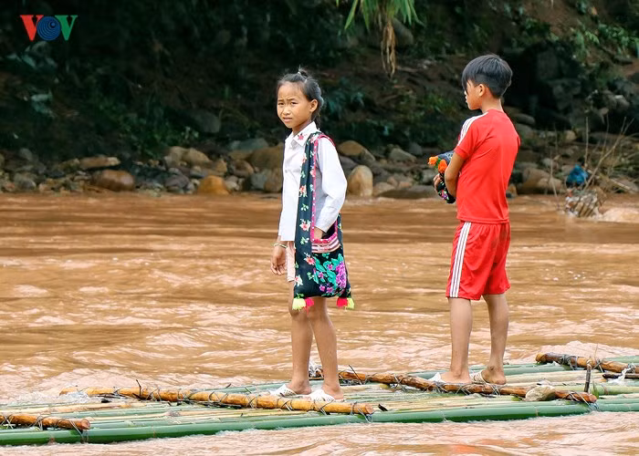 ... nhưng cách này chỉ một số em gan dạ dám đi qua.