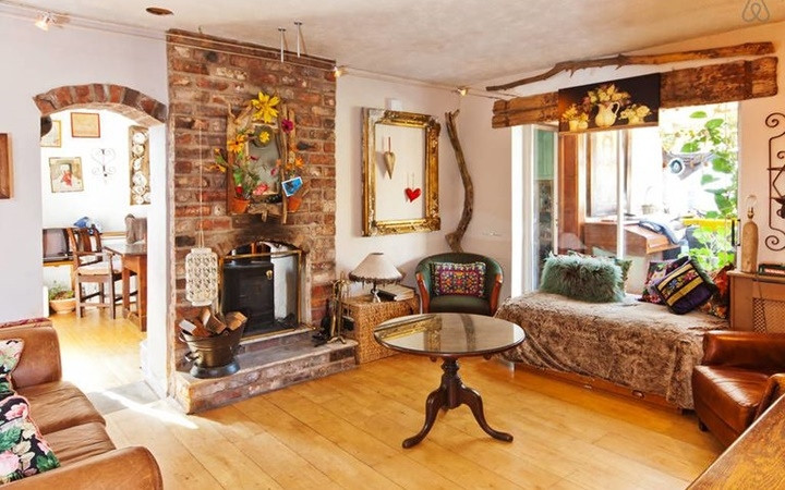 Nhìn bên ngoài, căn nhà có vẻ bé, nhưng không gian bên trong lại vô cùng thoáng.