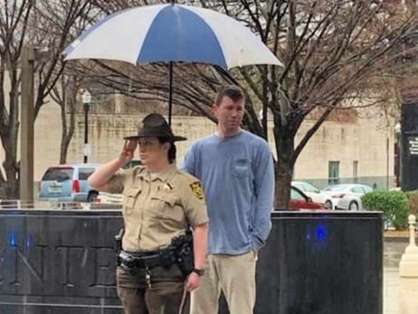 Anh Allen đã cầm ô che mưa cho cô cảnh sát Dial suốt 30 phút.