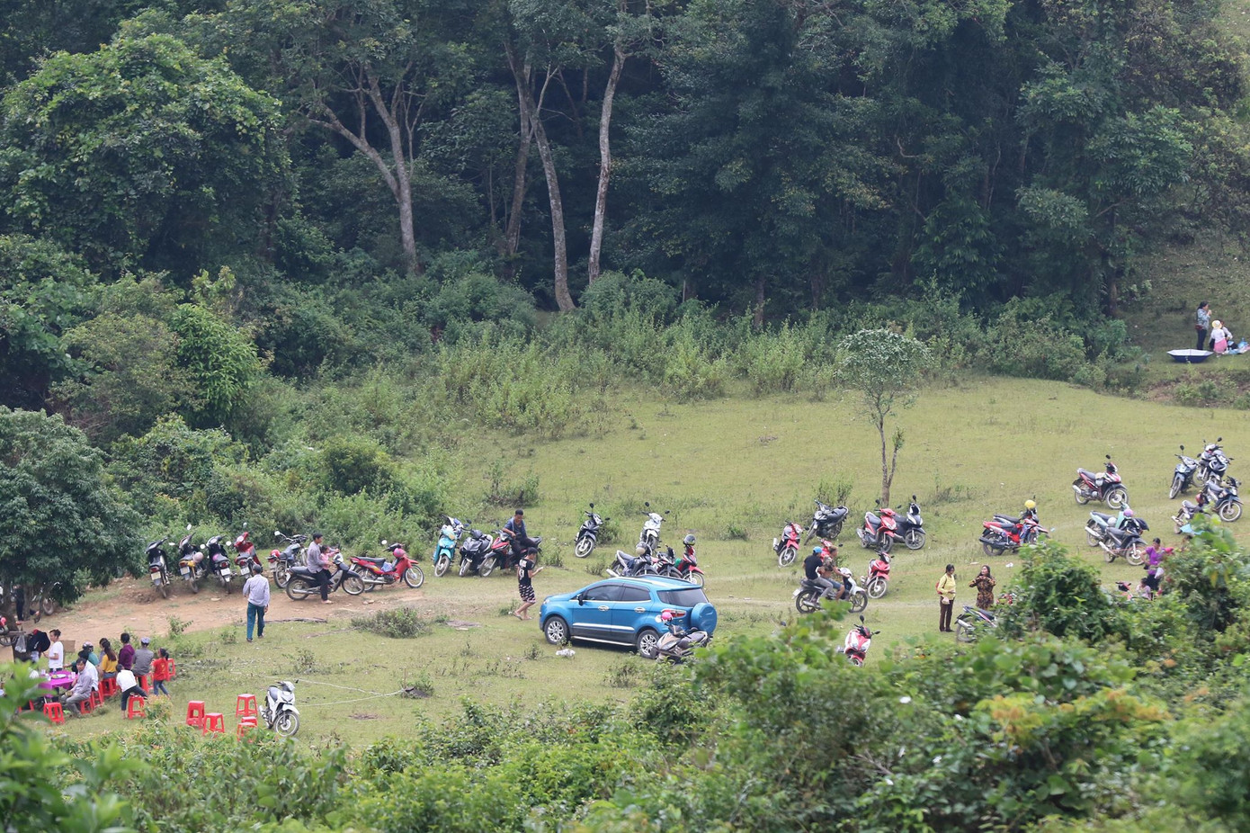 Bãi đáp hạ cánh là khu vực Bản Tàng, xã Đà Vị, cách điểm xuất phát khoảng 3 km.