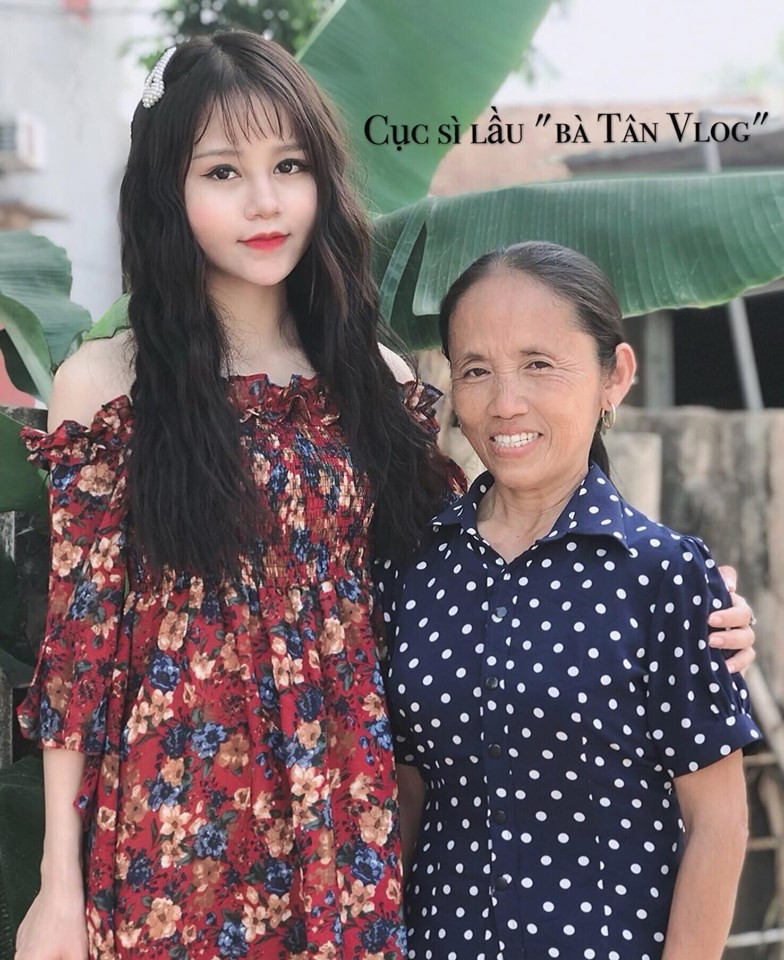Bạn Hằng Hương và bà Tân.