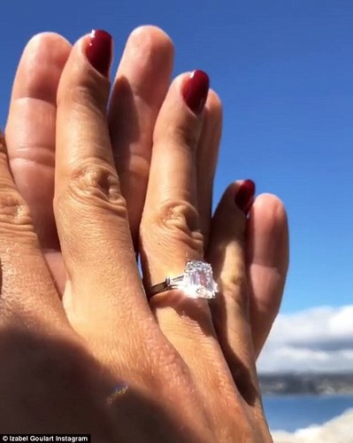 Trước đó, người đẹp đã đăng hình ảnh chiếc nhẫn đính hôn với viên kim cương lớn.