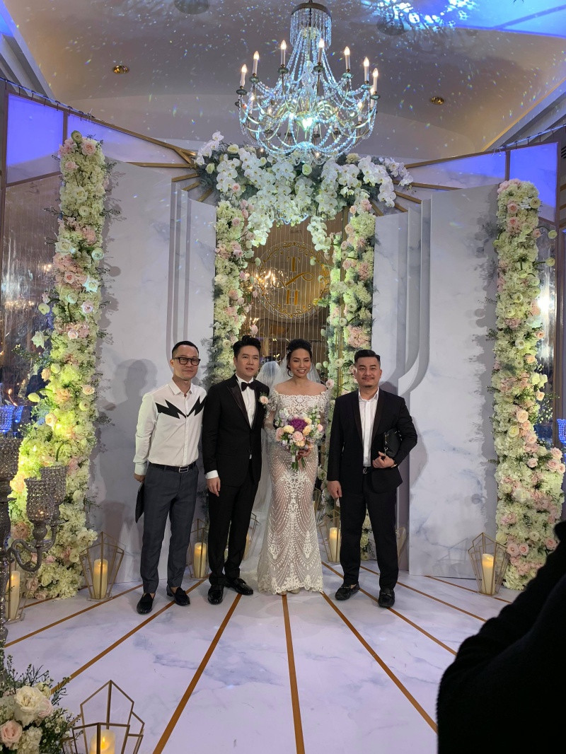 Sau đó, anh đã nhanh chóng thay bộ vest đen để cùng Thu Trang đón khách. Nam ca sĩ lịch lãm bên cạnh cô dâu quyến rũ trong chiếc váy ren ôm sát, khoe đường cong gợi cảm.