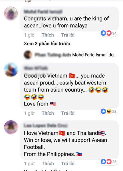 &quot;Tôi yêu Việt Nam và Thái Lan. Dù thua hay thắng, chúng tôi cũng sẽ ủng hộ bóng đá Đông Nam Á&quot; - một cổ động viên từ Philippines bình luận.