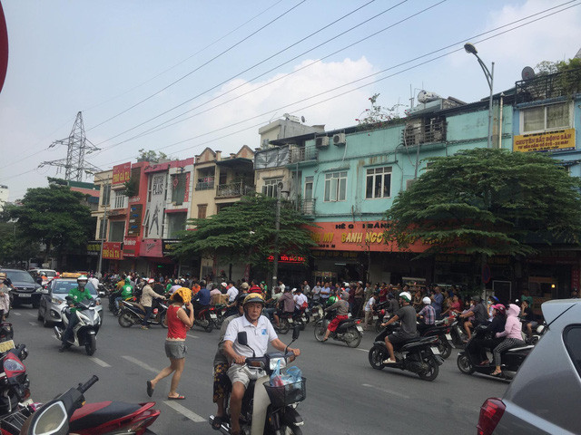 Rất đông người dân tập trung theo dõi vụ cháy.