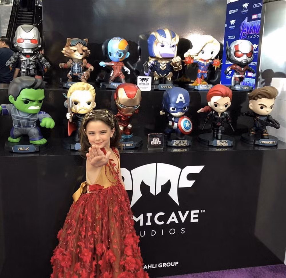 Cô bé cũng muốn ăn những chiếc bánh kẹp phô mai, như bố Tony Stark.