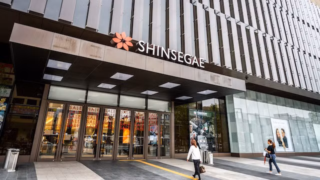 Shinsegae Department Store, nhà bán lẻ lớn và lâu đời nhất Hàn Quốc, cho biết cửa hàng ở quận Gangnam sẽ đóng cửa khu ẩm thực trong một ngày, sau khi một khách hàng dương tính với Covid-19 đến đây vào ngày 19/2. Ảnh: Inside Retail Asia.