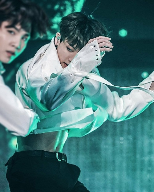 Nét thu hút đặc trưng của em út BTS chính là gương mặt ngây thơ như 