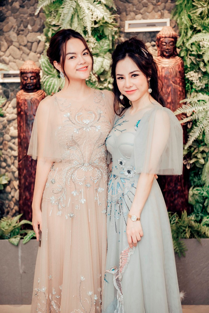 Được biết, Phạm Quỳnh Anh đang rất bận rộn với lịch trình làm việc nhưng vẫn bay từ Sài Gòn ra Hà Nội để chúc mừng MC Bạch Lan Phương.