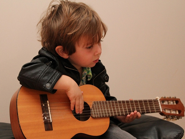 Thời điểm để bạn bắt đầu bất kỳ việc gì bạn yêu thích, chính là bây giờ ảnh 2 Một đứa trẻ chơi giỏi guitar đã khiến người khác cho rằng, đã quá muộn để mình học.