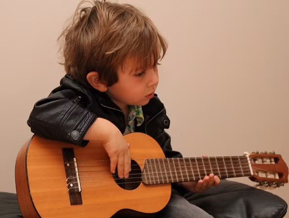 Một đứa trẻ chơi giỏi guitar đã khiến người khác cho rằng, đã quá muộn để mình học.