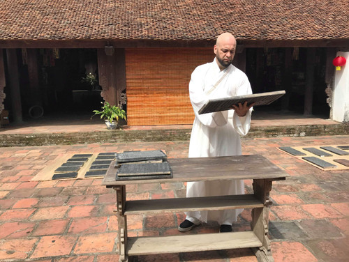 Flores trên trường quay ở chùa Bổ Đà.