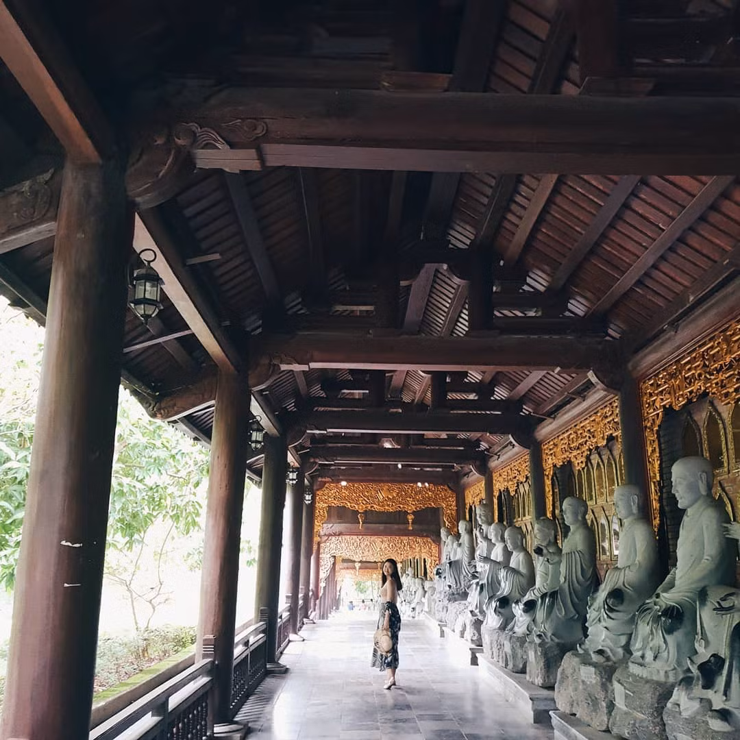 Hành lang La Hán dài và rộng bên trong chùa. (Ảnh: @moongsam)