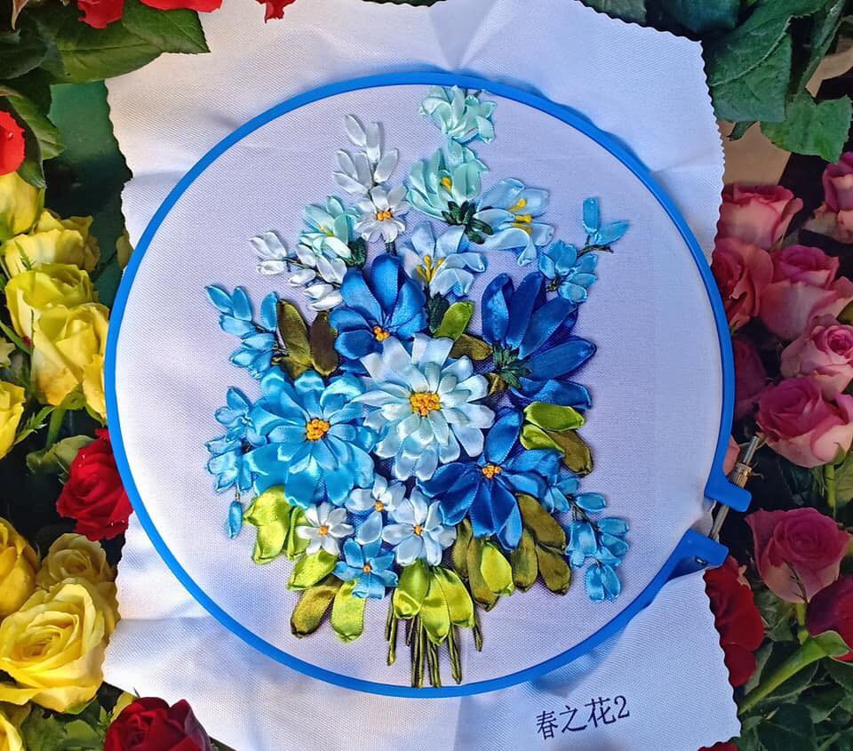 Những đóa hoa đang bung khoe sắc thắm