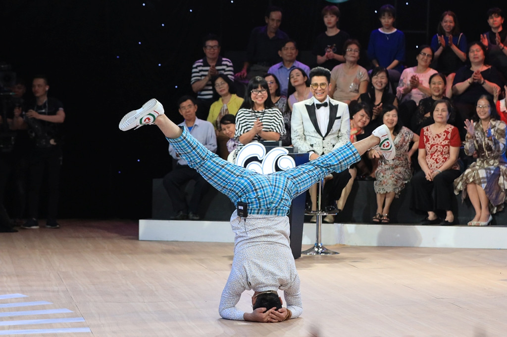 Nghệ sĩ Tự Long thể hiện khả năng "nhảy hip hop" của mình.