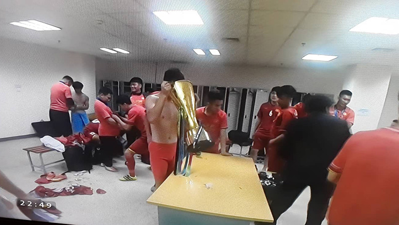 Cứ thoải mái thôi, phòng thay đồ mà...