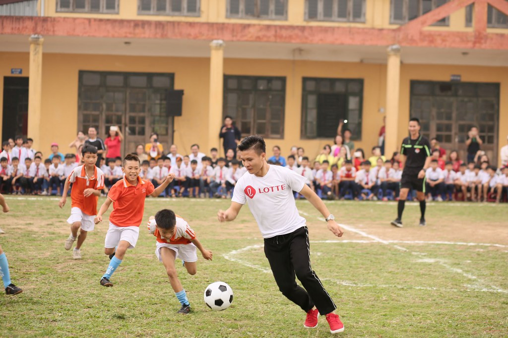 Anh còn thể hiện kỹ năng đi bóng lắt léo khiến các em học sinh phải liên tục reo hò. Anh còn thể hiện kỹ năng đi bóng lắt léo khiến các em học sinh phải liên tục reo hò.