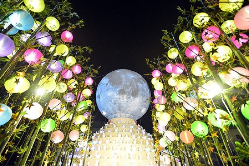 Công trình nghệ thuật có tên "Vạn thỏ ngắm siêu trăng" tại Royal City vào dịp tết trung thu 2017.