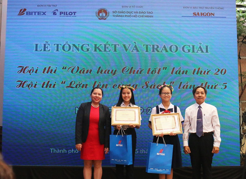 2 thí sinh đạt Giải Nhất Văn hay chữ tốt.