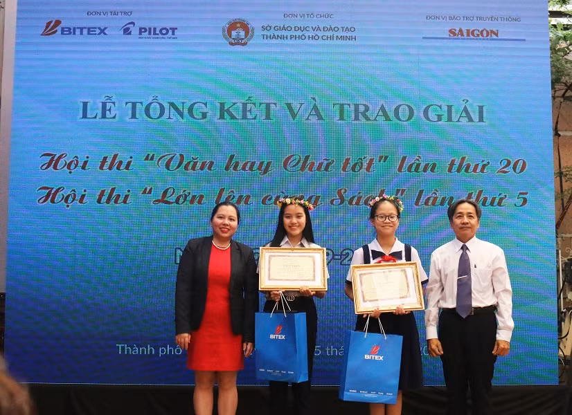 2 thí sinh đạt Giải Nhất Văn hay chữ tốt.