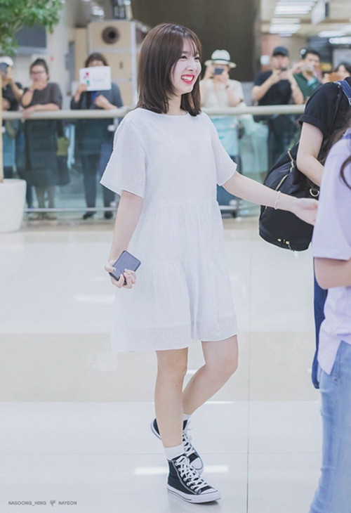 Diện váy trắng cùng giày thể thao là combo giúp cô nàng hack tuổi.
