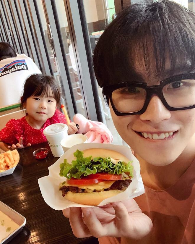 Kim Jae Han bên con gái So Yul 5 tuổi...